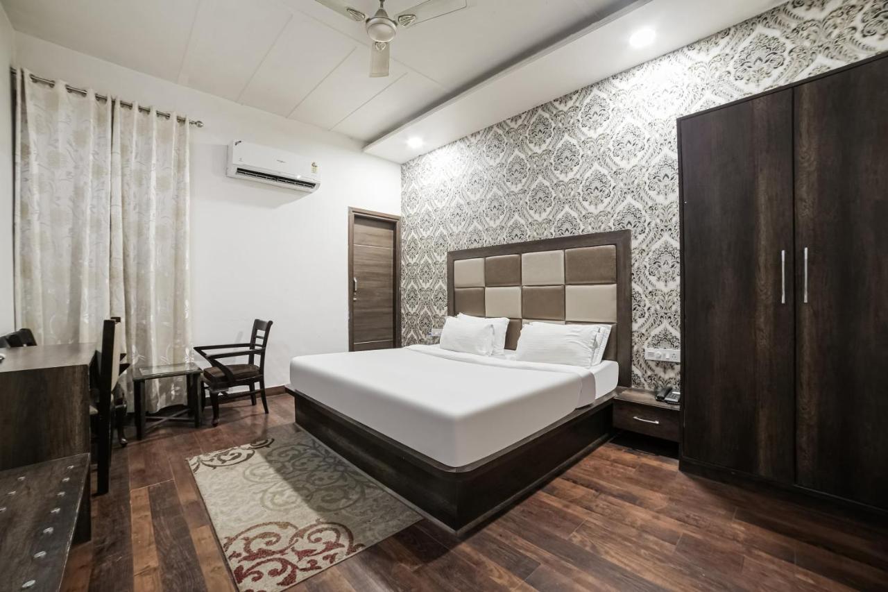 Townhouse Hollywood Heights Hotel Amritsar Exterior photo